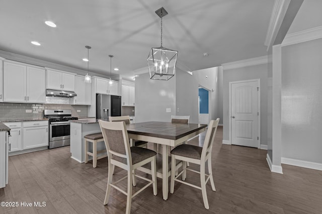 dining room with recessed lighting, baseboards, dark wood-style floors, and crown molding