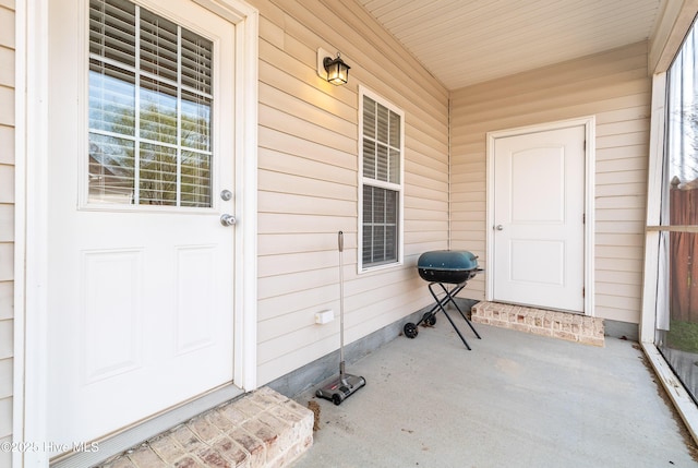 property entrance with covered porch