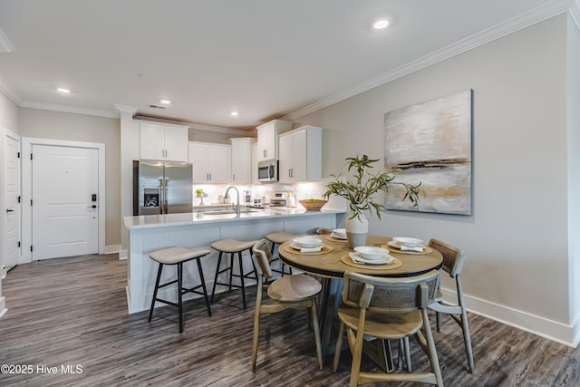 dining space with recessed lighting, baseboards, dark wood-style floors, and ornamental molding