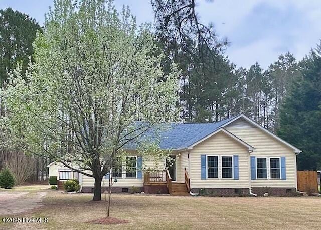 view of front of home featuring crawl space, a front lawn, and roof with shingles