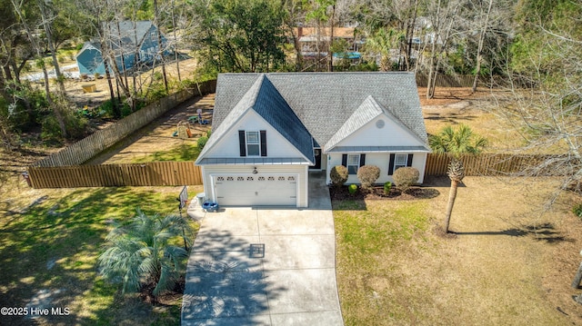 view of front of house featuring driveway, a front lawn, and fence