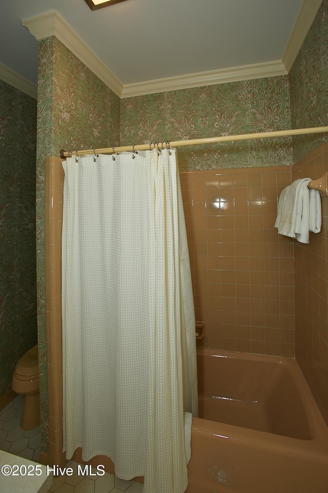 full bathroom featuring shower / bathtub combination with curtain, toilet, crown molding, and wallpapered walls