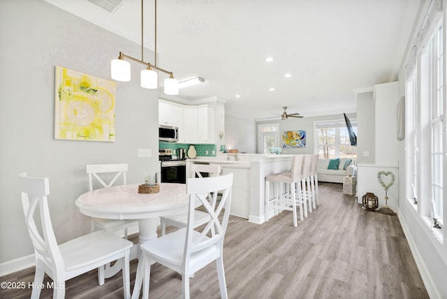 dining area featuring recessed lighting, light wood-type flooring, baseboards, and ceiling fan