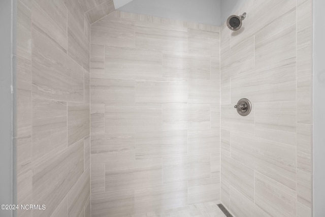 bathroom featuring tiled shower