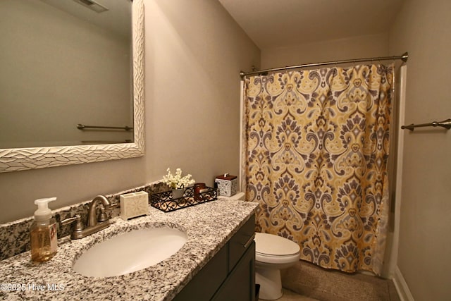 full bath featuring a shower with curtain, toilet, visible vents, and vanity