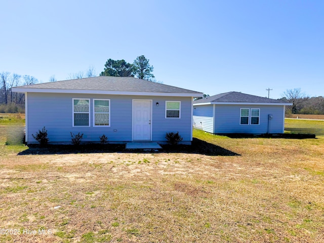 view of front of home featuring a front yard