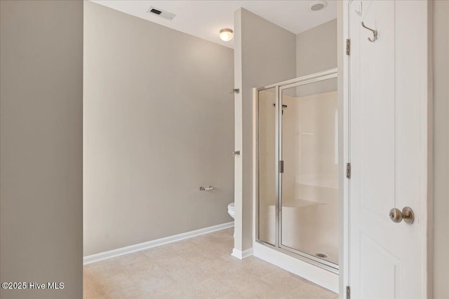 full bath featuring a shower stall, toilet, baseboards, and visible vents