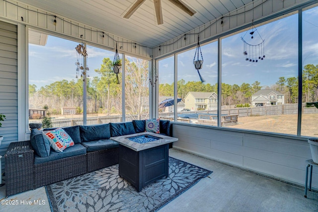 sunroom with ceiling fan