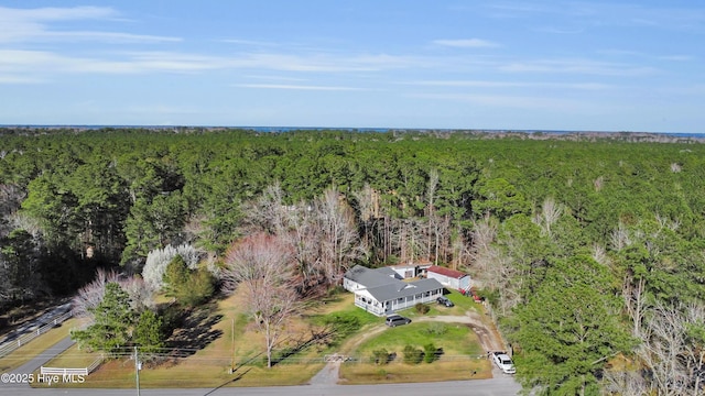 birds eye view of property featuring a forest view