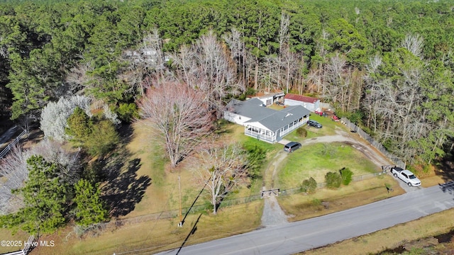 birds eye view of property featuring a forest view