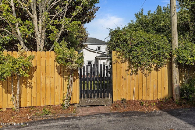 209 N 8th St, Morehead City, NC 28557 - view of gate