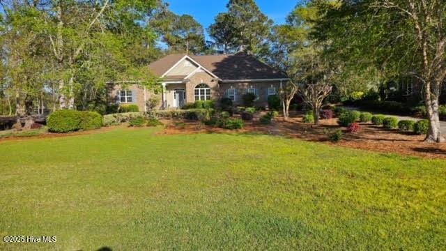 view of front of property featuring a front lawn