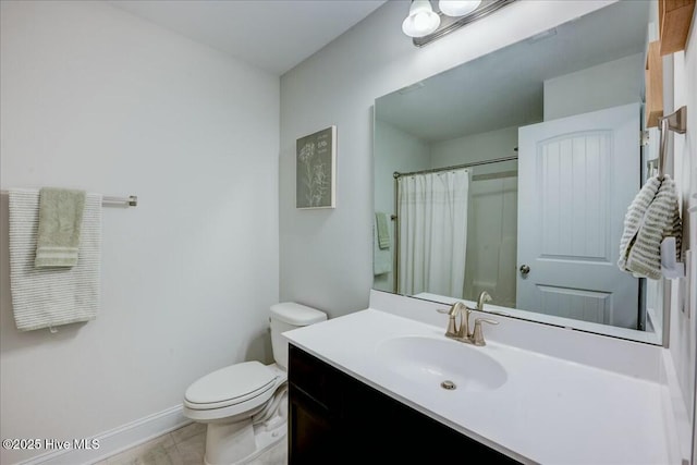 full bath with vanity, toilet, a shower with curtain, and baseboards