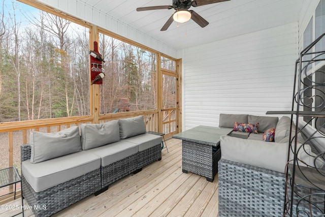 sunroom with ceiling fan