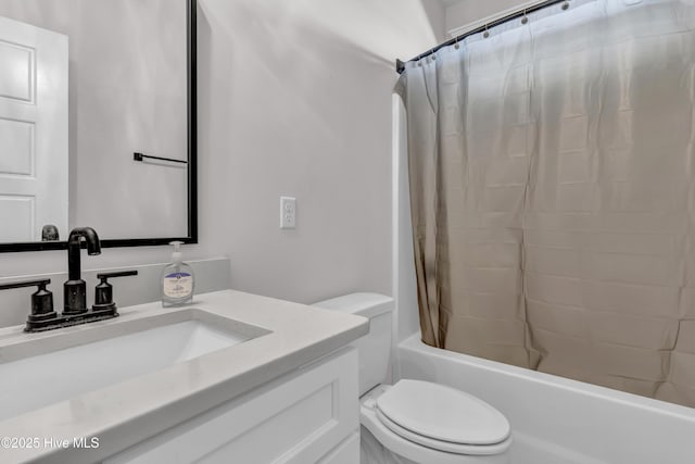 full bath with shower / tub combo, toilet, and vanity