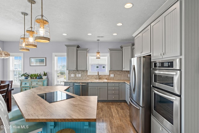 449 E Fourth St, Ocean Isle Beach, NC 28469 - kitchen featuring stainless steel appliances, a sink, gray cabinetry, dark wood-style flooring, and recessed lighting