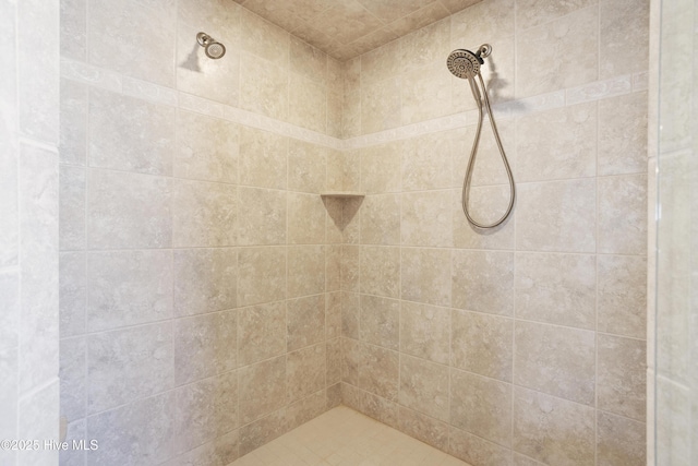 full bath with tiled shower