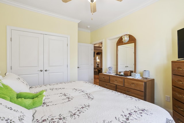 bedroom featuring a closet, ornamental molding, and a ceiling fan