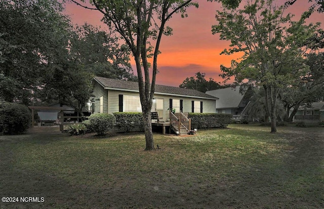 view of front of property featuring a front yard