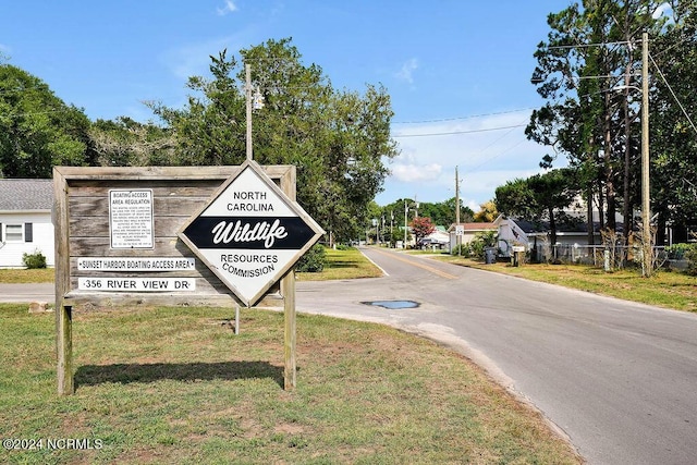 community / neighborhood sign featuring a lawn