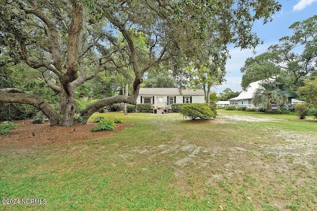 view of front of house featuring a front yard