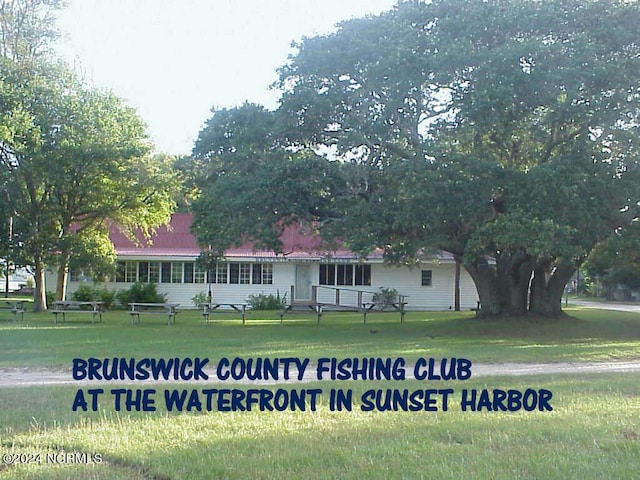 view of front of property with a front yard