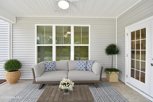 sunroom with ceiling fan