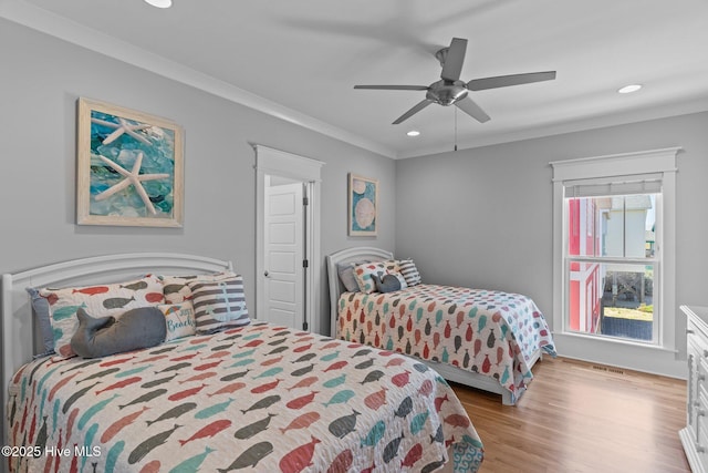 bedroom featuring ceiling fan, recessed lighting, wood finished floors, visible vents, and ornamental molding