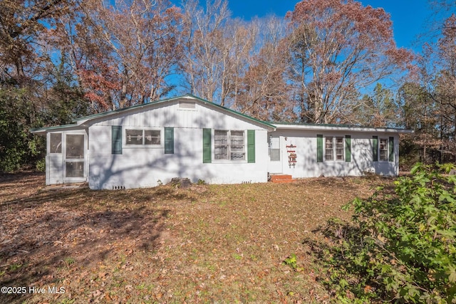 ranch-style home featuring a front lawn