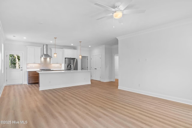 unfurnished living room with ceiling fan, crown molding, light wood-type flooring, baseboards, and recessed lighting