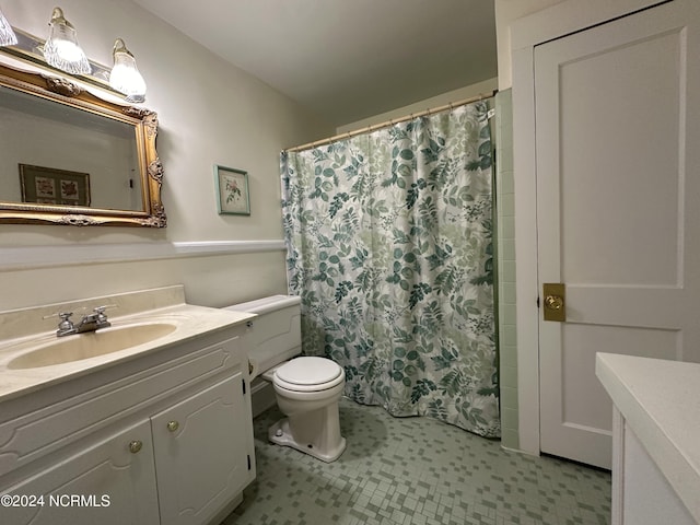 full bathroom featuring toilet, vanity, and a shower with curtain