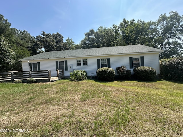 view of front facade with a front yard