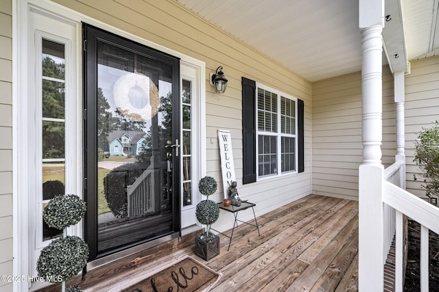 entrance to property featuring covered porch