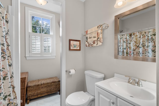 full bathroom featuring vanity, toilet, and a shower with curtain