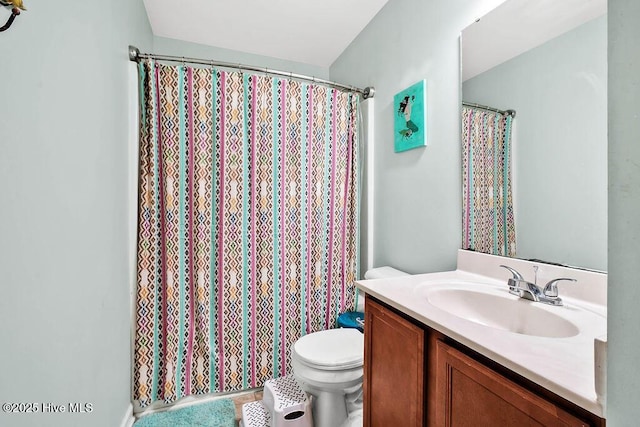 full bathroom featuring vanity, toilet, and a shower with curtain