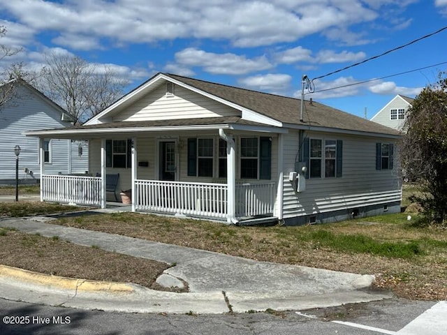 515 Mulberry St, Beaufort, NC 28516 - view of front facade with a porch