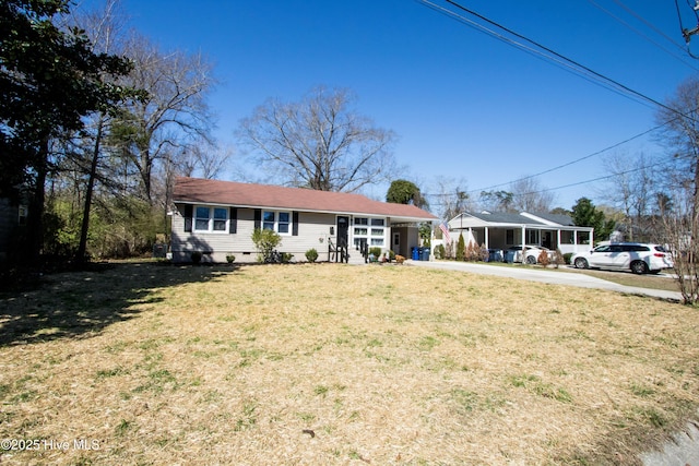 ranch-style house featuring crawl space, driveway, and a front lawn