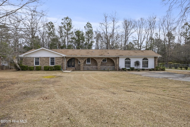 single story home with a front lawn