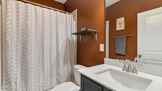 full bathroom with curtained shower, toilet, and vanity