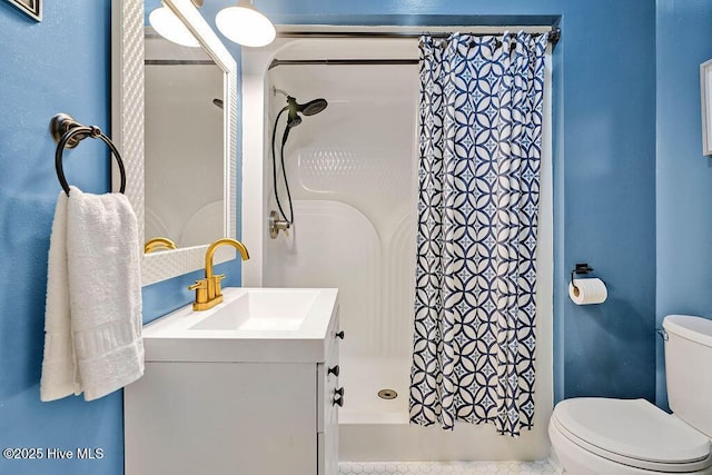 full bathroom featuring curtained shower, toilet, and vanity