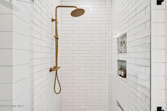 full bathroom featuring tiled shower