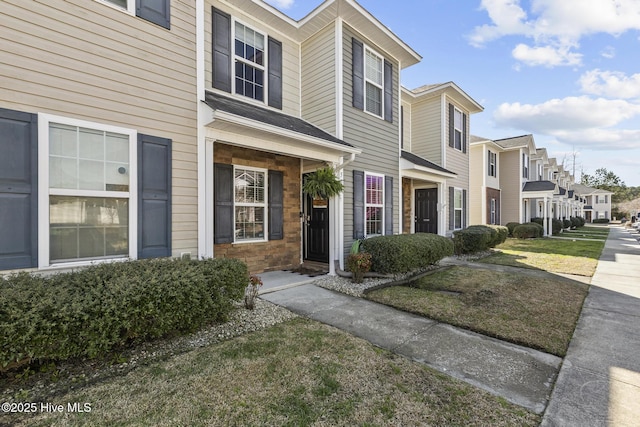 townhome / multi-family property featuring a residential view