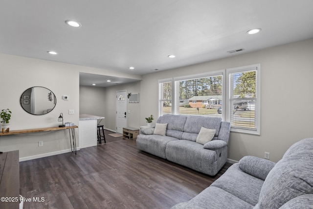 living room featuring recessed lighting, visible vents, baseboards, and dark wood-style floors