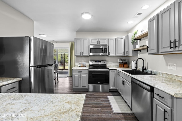 kitchen with visible vents, a sink, gray cabinetry, light countertops, and stainless steel appliances