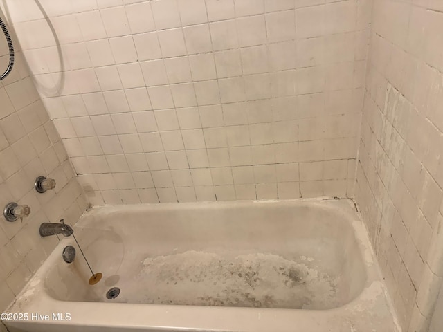 2604 Robeson St, Wilmington, NC 28405 - full bath featuring bathing tub / shower combination