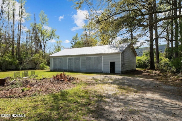 view of pole building featuring a lawn