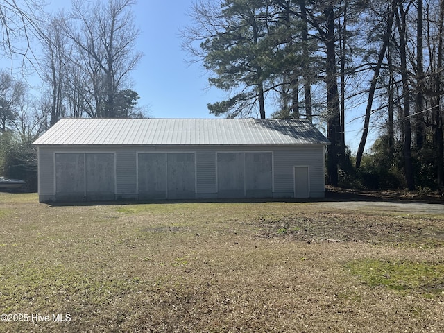 view of pole building featuring a lawn