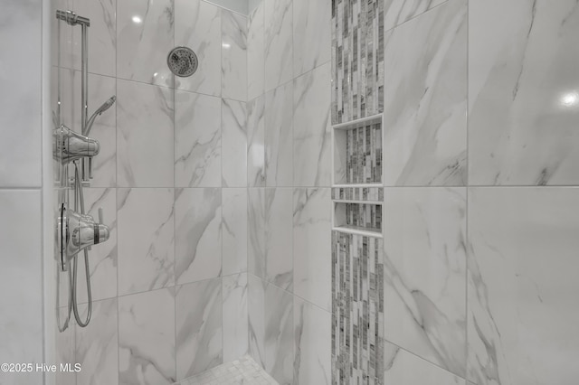 bathroom featuring a tile shower