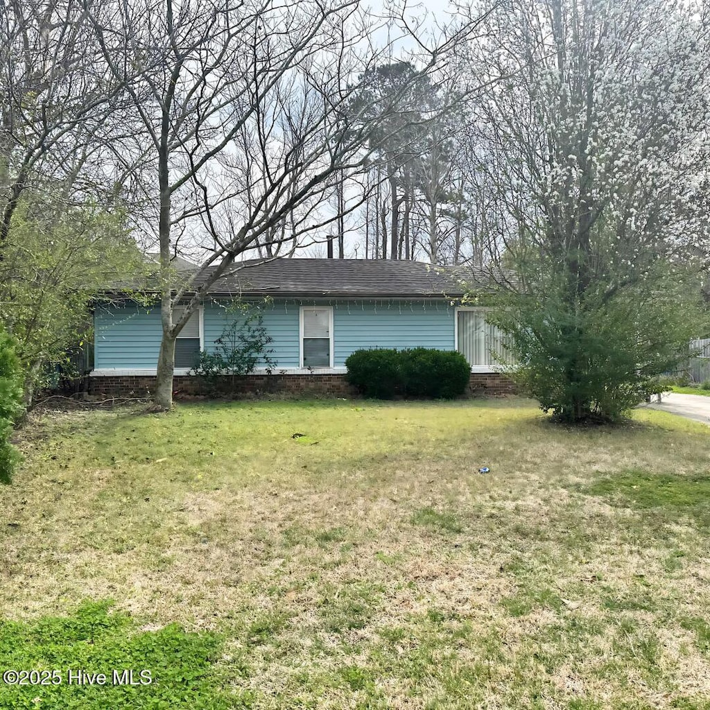 view of front of house with a front yard