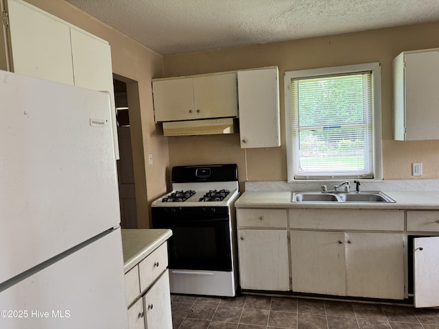 1122 E Stewart Cir, Wilmington, NC 28405 - kitchen featuring freestanding refrigerator, gas range, under cabinet range hood, a sink, and light countertops